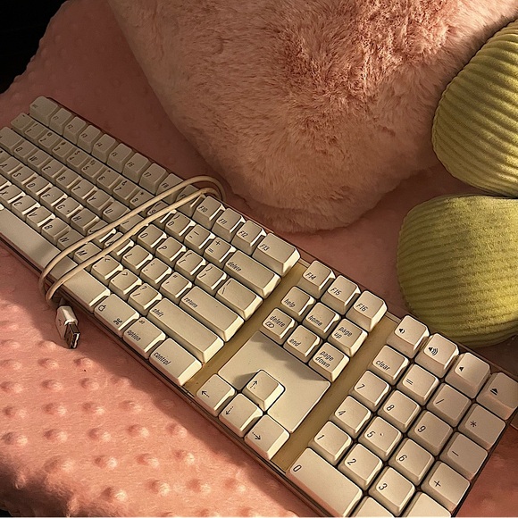 Apple Keyboard - Picture 3 of 3